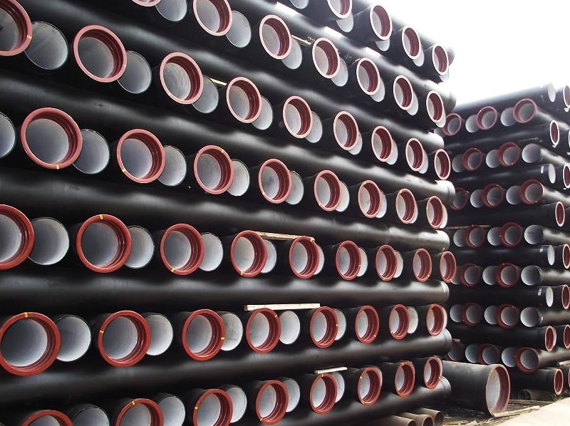 球墨鑄鐵管怎么打壓試驗(yàn)?zāi)? /><br />  壓力試驗(yàn)應(yīng)合乎以下要求<br />  1）壓力試驗(yàn)應(yīng)以液體為實(shí)驗(yàn)物質(zhì)。當(dāng)球墨鑄鐵管的設(shè)計(jì)方案工作壓力小于或等于0.5MPa是，也可選用汽體為實(shí)驗(yàn)物質(zhì)，但應(yīng)采取措施的安全防范措施。延性原材料禁止應(yīng)用汽體開展壓力試驗(yàn)。<br />  2）當(dāng)當(dāng)場(chǎng)標(biāo)準(zhǔn)不允許應(yīng)用液體或汽體開展壓力試驗(yàn)時(shí)，經(jīng)施工單位愿意，可另外選用以下方式 替代：<br />  A、全部焊接（包含粘附件上的焊接），用液體滲透法或磁粉探傷法開展檢測(cè)；<br />  B、對(duì)接焊縫用100%放射線拍照開展檢測(cè)。<br />  當(dāng)開展壓力試驗(yàn)時(shí)，應(yīng)劃分雷區(qū)，不相干工作人員不可進(jìn)到。<br />  壓力試驗(yàn)結(jié)束，不可再球墨鑄鐵管上開展修復(fù)。<br />  施工單位應(yīng)報(bào)名參加壓力試驗(yàn)，壓力試驗(yàn)達(dá)標(biāo)后，應(yīng)該和施工企業(yè)一同按標(biāo)準(zhǔn)要求填好球墨鑄鐵管系統(tǒng)軟件壓力試驗(yàn)紀(jì)錄。<br />  （2）壓力試驗(yàn)前要具有的標(biāo)準(zhǔn)：<br />  1）實(shí)驗(yàn)范疇內(nèi)的球墨鑄鐵管設(shè)備安裝工程除上漆、隔熱外，已按設(shè)計(jì)圖所有進(jìn)行，安裝品質(zhì)合乎相關(guān)要求。<br />  2）球墨鑄鐵管上的補(bǔ)償器已設(shè)定了臨時(shí)性管束設(shè)備。<br />  3）實(shí)驗(yàn)用氣壓表已校檢，并在周檢期限內(nèi)，其精密度不可小于1.5級(jí)，表的滿標(biāo)尺值應(yīng)是被測(cè)壓力的1.5~2倍，氣壓表不可低于2塊。<br />  4）合乎壓力試驗(yàn)規(guī)定的液體或汽體早已齊備。<br />  5）按實(shí)驗(yàn)的規(guī)定，球墨鑄鐵管早已固定不動(dòng)。<br />  6）對(duì)運(yùn)輸有毒流體力學(xué)的球墨鑄鐵管及設(shè)計(jì)方案工作壓力大于10MPa的球墨鑄鐵管，在壓力試驗(yàn)前，以下材料早已施工單位復(fù)診：<br />  A、球墨鑄鐵管構(gòu)成件的品質(zhì)證明文件；<br />  B、球墨鑄鐵管構(gòu)成件的檢測(cè)或?qū)嶒?yàn)紀(jì)錄；<br />  C、管道生產(chǎn)加工紀(jì)錄；<br />  D、電焊焊接檢測(cè)及調(diào)質(zhì)處理紀(jì)錄；<br />  E、設(shè)計(jì)方案改動(dòng)及原材料替代文檔。<br />  待試球墨鑄鐵管與不相干系統(tǒng)軟件已用盲板閥或是采用別的對(duì)策分隔。<br />  待試球墨鑄鐵管上的閥門、工程爆破板及儀表盤元器件等早已拆下來(lái)或多方面防護(hù)。<br />  試驗(yàn)方案早已過準(zhǔn)許，并已開展了安全技術(shù)交底。<br />  打壓試驗(yàn)的程序流程、流程、方式<br />  打壓試驗(yàn)的程序流程、流程、方式 以下：<br />  聯(lián)接。講水壓試驗(yàn)機(jī)器設(shè)備與水壓試驗(yàn)的球墨鑄鐵管系統(tǒng)軟件相接，水壓試驗(yàn)用的各種閘閥、氣壓表安裝在水壓試驗(yàn)系統(tǒng)軟件中，在系統(tǒng)軟件的最高處安裝排氣閥、在系統(tǒng)軟件的最低值安裝泄水閥。<br />  注水。開啟系統(tǒng)軟件最高處的排氣閥，關(guān)掉最低值的泄水閥，向系統(tǒng)軟件注水。水壓試驗(yàn)自來(lái)水應(yīng)應(yīng)用礦泉水，當(dāng)對(duì)馬氏體不銹鋼板球墨鑄鐵管或接有馬氏體不銹鋼板球墨鑄鐵管或機(jī)器設(shè)備的球墨鑄鐵管開展實(shí)驗(yàn)時(shí)，水里氯離子含量成分不可超出25*10-6（ppm）。待自動(dòng)排氣閥接連不斷向外排水管道時(shí)，關(guān)掉排氣閥。<br />  查驗(yàn)。系統(tǒng)軟件注水結(jié)束后，不必急切變壓，而先要檢查一下系統(tǒng)軟件有沒有滲漏滲水狀況。<br />  變壓。吹水查驗(yàn)無(wú)異常，可變壓，變壓用手動(dòng)試壓泵（或電動(dòng)試壓泵），變壓全過程應(yīng)遲緩、穩(wěn)定，先把工作壓力升到實(shí)驗(yàn)工作壓力的一般，對(duì)球墨鑄鐵管系統(tǒng)軟件開展一次全方位的查驗(yàn)，若不太好，應(yīng)泄壓維修，禁止卸壓修補(bǔ)。若無(wú)異常，則再次變壓，待變壓至實(shí)驗(yàn)工作壓力的3/4時(shí)，在做一次全方位查驗(yàn)，無(wú)異常時(shí)再再次變壓到實(shí)驗(yàn)工作壓力，一般分2~3次升到實(shí)驗(yàn)工作壓力。<br />  持壓。當(dāng)工作壓力做到實(shí)驗(yàn)工作壓力后，穩(wěn)壓管10min。再將氣體壓力至設(shè)計(jì)方案工作壓力，停壓30min，以工作壓力不減、沒有滲漏為達(dá)標(biāo)。<br />  水壓試驗(yàn)后的工作中。水壓試驗(yàn)完畢后，應(yīng)立即拆卸盲板閥、補(bǔ)償器限位開關(guān)設(shè)備，排空系統(tǒng)軟件中的存水。<br />  3.打壓試驗(yàn)應(yīng)留意的事宜<br />  1）實(shí)驗(yàn)前，想系統(tǒng)軟件注水時(shí)，應(yīng)將系統(tǒng)軟件的氣體排空。<br />  2）實(shí)驗(yàn)時(shí)，工作溫度不可小于5℃，當(dāng)工作溫度小于5℃時(shí)，應(yīng)采用防寒對(duì)策。<br />  3）實(shí)驗(yàn)室，應(yīng)檢測(cè)實(shí)驗(yàn)溫度，禁止原材料實(shí)驗(yàn)溫度貼近延性變化溫度。<br />  4）承擔(dān)氣體壓力的地面上鋼球墨鑄鐵管及稀有金屬球墨鑄鐵管實(shí)驗(yàn)工作壓力應(yīng)是設(shè)計(jì)方案工作壓力的1.5倍，埋地鋼球墨鑄鐵管的實(shí)驗(yàn)工作壓力應(yīng)是設(shè)計(jì)方案工作壓力的1.5倍，且不可小于0.4MPa。<br />  5）當(dāng)球墨鑄鐵管與機(jī)器設(shè)備做為一個(gè)系統(tǒng)軟件開展壓力試驗(yàn)時(shí)，球墨鑄鐵管實(shí)驗(yàn)工作壓力相當(dāng)于或低于機(jī)器設(shè)備的實(shí)驗(yàn)工作壓力時(shí)，應(yīng)按球墨鑄鐵管的實(shí)驗(yàn)工作壓力開展實(shí)驗(yàn)，當(dāng)球墨鑄鐵管實(shí)驗(yàn)工作壓力超過機(jī)器設(shè)備的實(shí)驗(yàn)工作壓力，且機(jī)器設(shè)備的實(shí)驗(yàn)工作壓力不少于球墨鑄鐵管設(shè)計(jì)方案工作壓力的1.15倍時(shí)，經(jīng)施工單位愿意，可按機(jī)器設(shè)備的實(shí)驗(yàn)工作壓力開展實(shí)驗(yàn)。<br />  6）當(dāng)球墨鑄鐵管的設(shè)計(jì)方案溫度高過實(shí)驗(yàn)溫度時(shí)，實(shí)驗(yàn)工作壓力應(yīng)按以下計(jì)算公式：<br />  Ps=1.5P[&sigma;]1/[&sigma;]2<br />  式中Ps&mdash;&mdash;實(shí)驗(yàn)工作壓力（表壓），MPa；<br />  P&mdash;&mdash;設(shè)計(jì)方案工作壓力（表壓），MPa；<br />  [&sigma;]1&mdash;&mdash;實(shí)驗(yàn)溫度下，管件的抗剪強(qiáng)度，MPa；<br />  [&sigma;]2&mdash;&mdash;設(shè)計(jì)方案溫度下，管件的抗剪強(qiáng)度，MPa;<br />  當(dāng)[&sigma;]1/[&sigma;]2超過6.5時(shí)，取6.5<br />  當(dāng)Ps在實(shí)驗(yàn)溫度下，造成超出抗拉強(qiáng)度的地應(yīng)力時(shí)，應(yīng)將實(shí)驗(yàn)工作壓力Ps降到不超過抗拉強(qiáng)度時(shí)的較大工作壓力。  </p>
                </div>
          <style type=